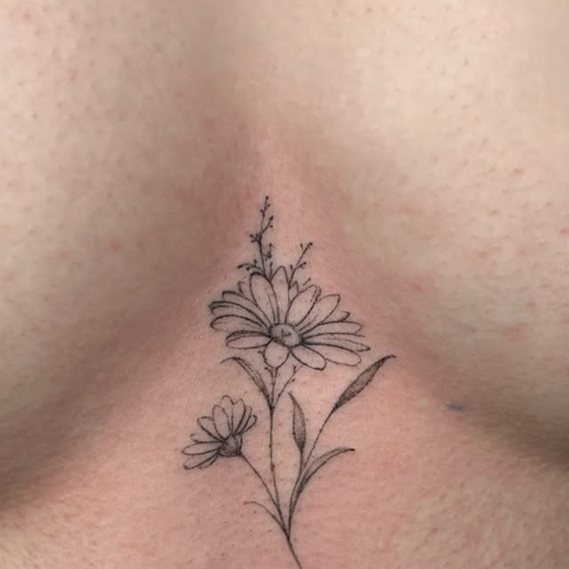 Tatuaggio fine line: un fiore sottile sullo sterno