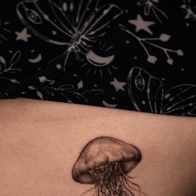 Tatuaggio fine line: una medusa